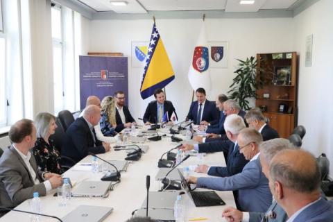 Premijer Kantona Sarajevo Nihad Uk i ministri u Vladi KS održali su danas sastanak s Udruženjem poslodavaca Federacije Bosne i Hercegovine i Udruženjem poslodavaca KS